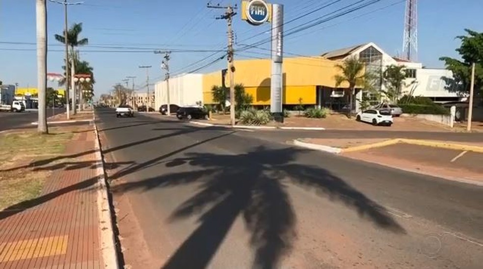 Mulher disse que foi abordada por criminosos em avenida de Pereira Barreto (SP) — Foto: Reprodução/TV TEM