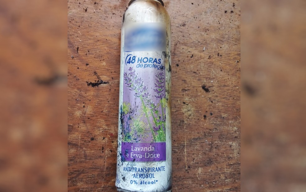 Frasco de desodorante que explodiu após homem colocar fogo em lixo em Trombas, Goiás — Foto: Marlene Batista/Arquivo pessoal 