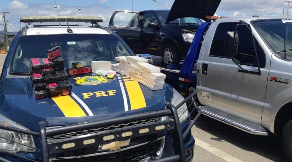 Homem é preso na BA com maconha, cocaína e comprimidos de ecstasy em carro transportado por guincho — Foto: Divulgação/PRF