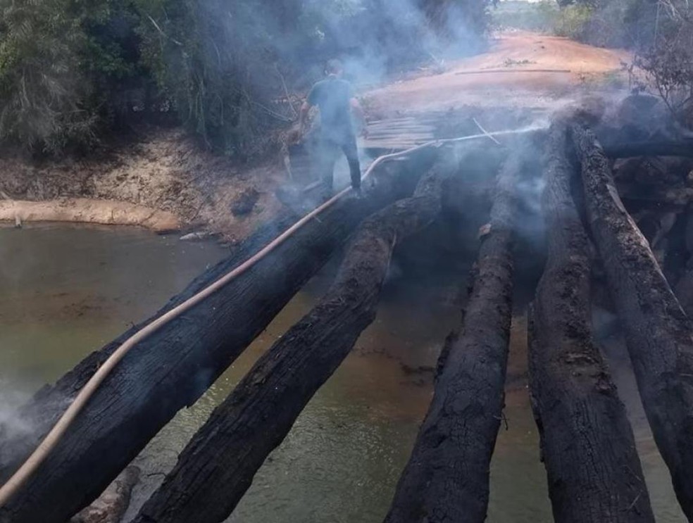 Ponte ficou destruÃ­da â€” Foto: Prefeitura de Terra Nova do Norte-MT/ Assessoria