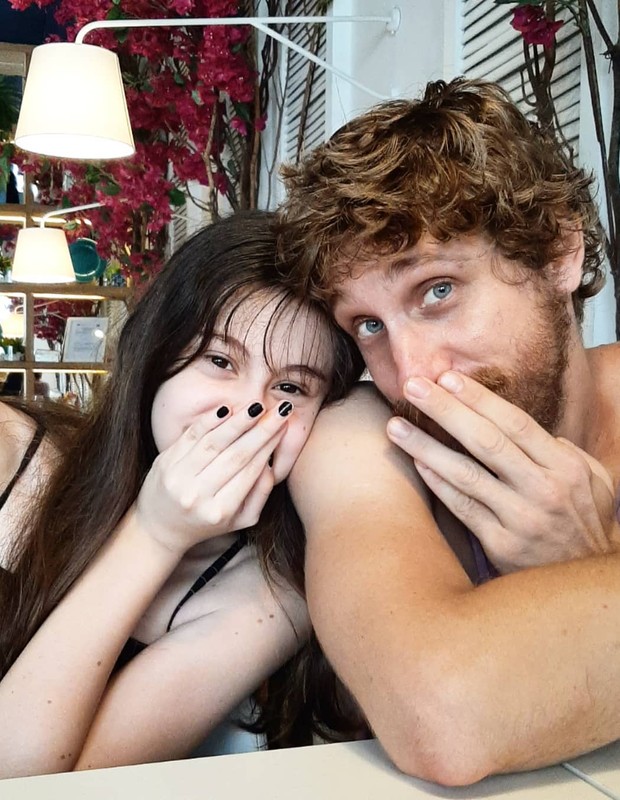 Manuela e André Hawk, filha e namorado de Lana Rhodes (Foto: Reprodução/Instagram)