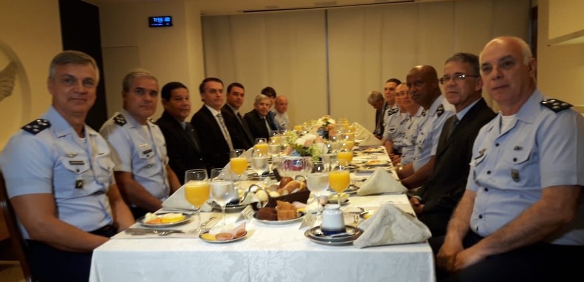 Resultado de imagem para Bolsonaro toma cafÃ© da manhÃ£ com comandante da Marinha