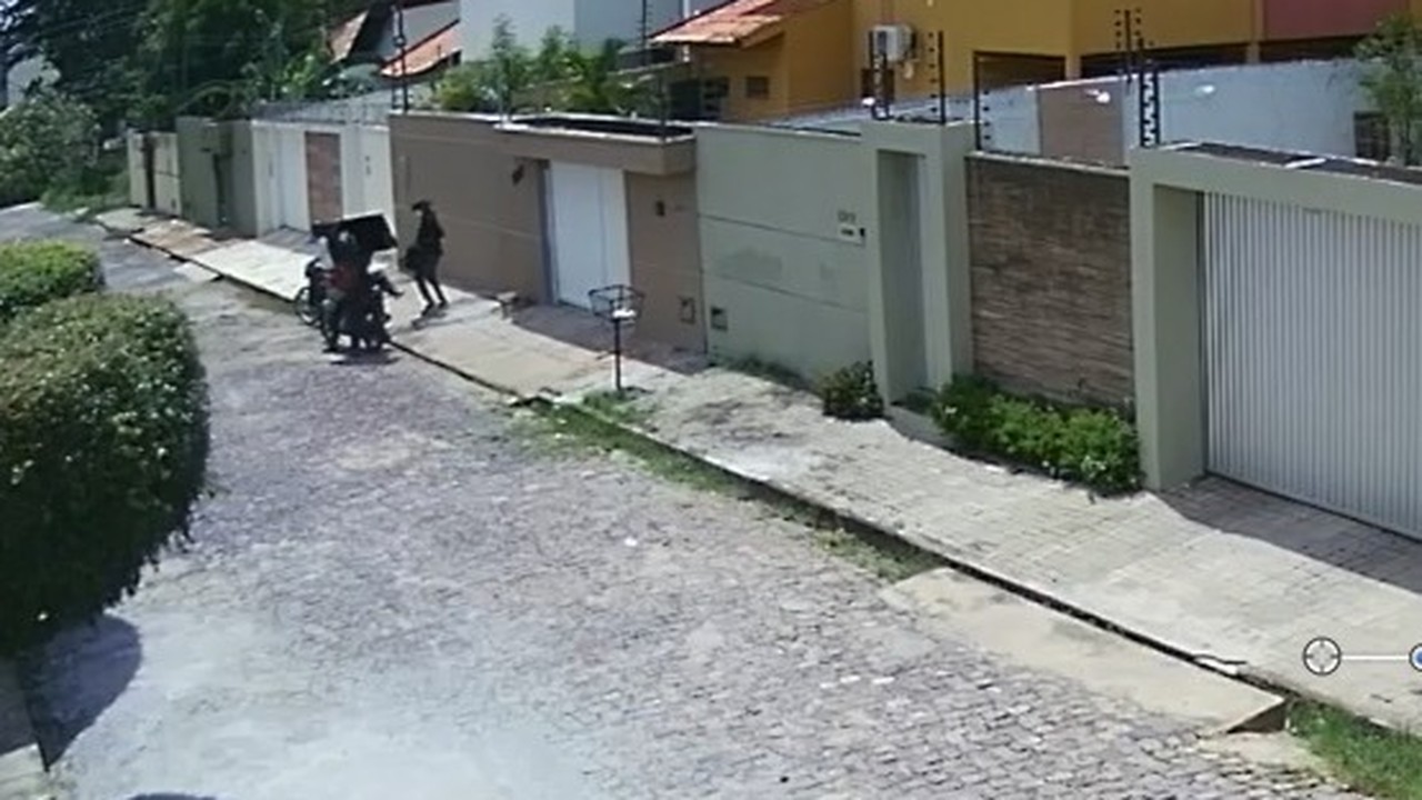 Vídeo mostra criminosos invadindo casa de jornalista e fazendo arrastão