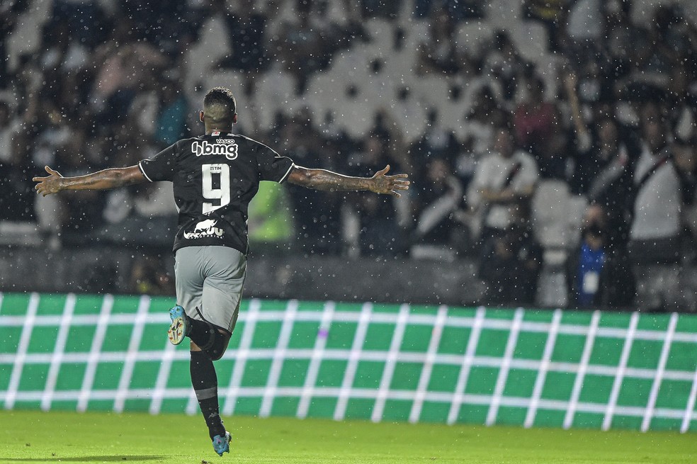 Com gols e carisma, Raniel vem conquistando a torcida do Vasco — Foto: Thiago Ribeiro/AGIF