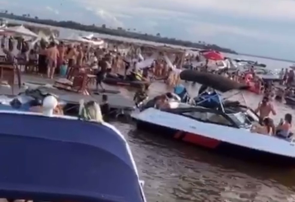 Pessoas aglomeradas em barcos durante festa em Santa Fé do Sul  — Foto: Arquivo Pessoal 