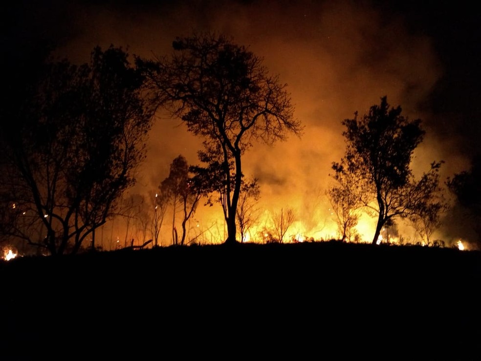 Incêndio mobiliza bombeiros na Serra da Bocaina em SP. — Foto: Cleusa Colaço / Arquivo pessoal.
