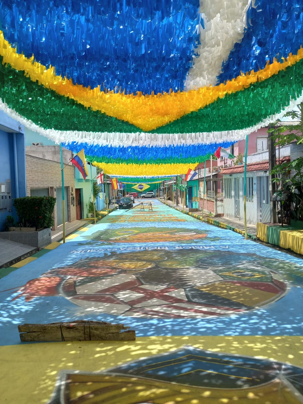 Rua enfeitada para a Copa do Mundo de 2022 no bairro São José 2 em Manaus — Foto: Everaldo Nascimento/Divulgação