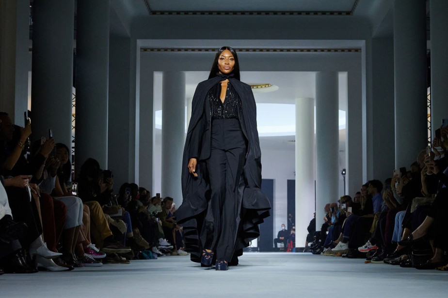 Naomi Campbell: relembre 5 desfiles icônicos que a supermodelo já participou