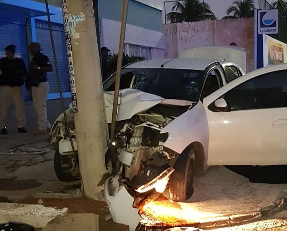 Carro onde suspeitos estavam bateu em poste — Foto: Divulgação/SSP-BA