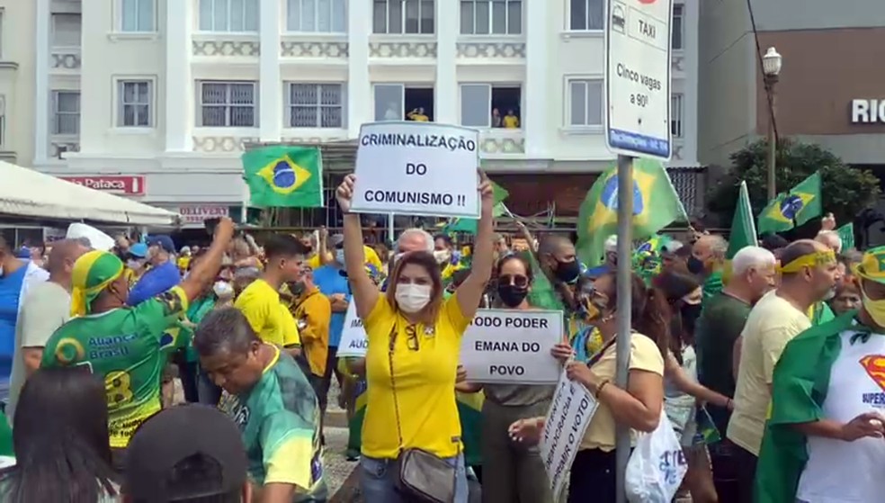 Manifestantes em ato pró-Bolsonaro em Copacabana — Foto: TV Globo