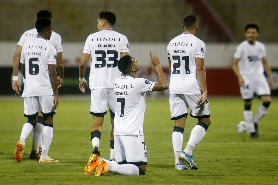 Victor Sá, melhor em campo pelo Botafogo contra o Cesar Vallejo, comemora seu gol na vitória do time por 3 a 2.