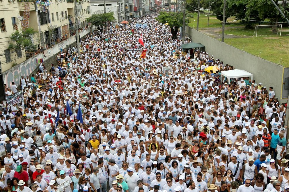 De branco, multidão enfrentou caminhada de 8km entre a Igreja de Nossa Senhora da Conceição da Praia e a Igreja do Bonfim (Foto: Camila Souza/GOVBA )