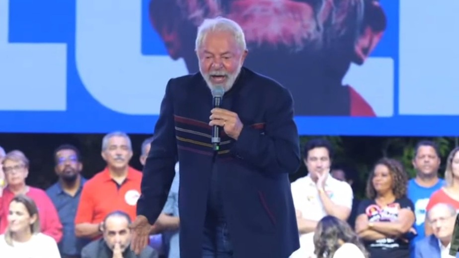Lula, candidato do PT, teve dificuldades com a voz durante comício em Belo Horizonte
