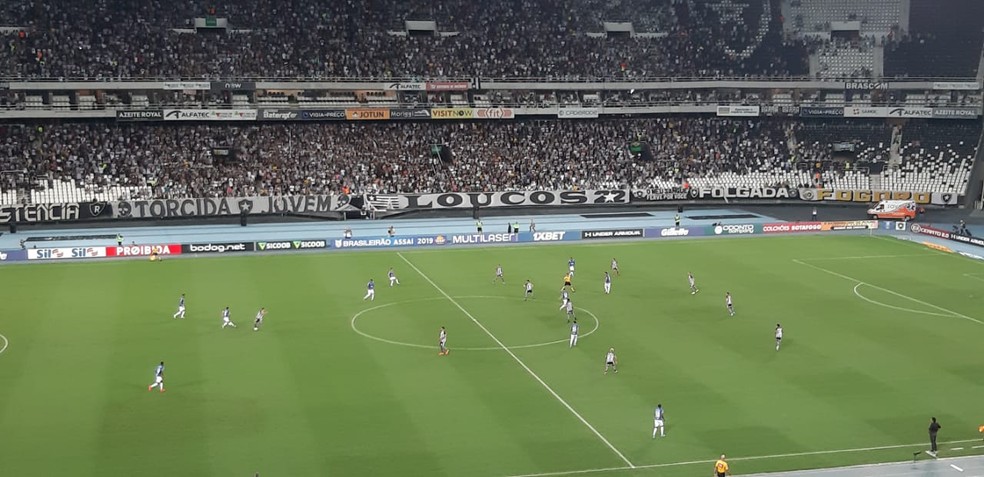 A torcida deu show no Nilton Santos, mas após o jogo houve confusão no Setor Oeste Inferior — Foto: Vicente Seda / GloboEsporte.com