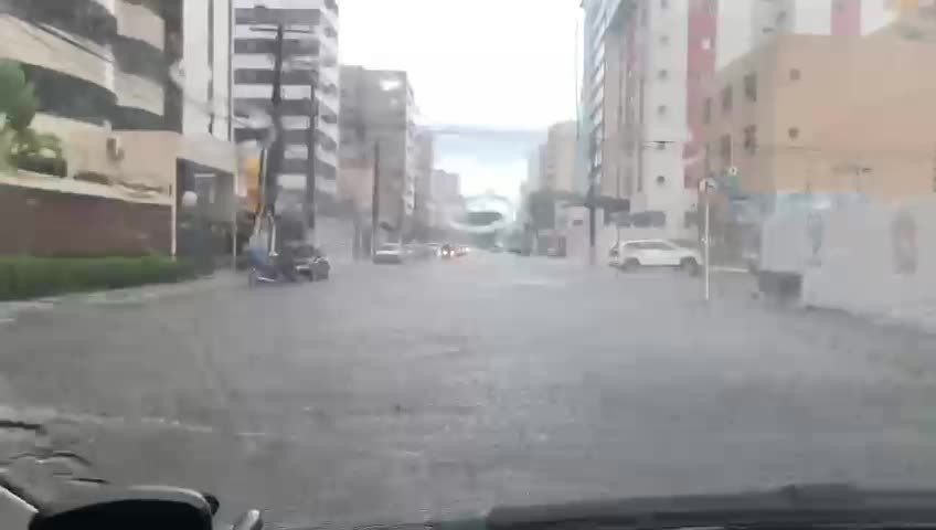 Em dia de chuva forte, Maceió registra pontos de alagamentos