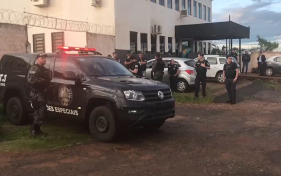 Equipes da PolÃ­cia Civil que prenderam suspeitos de integrar quadrilha especializada em roubos a fazendas, em Cristalina (Foto: PolÃ­cia Civil/DivulgaÃ§Ã£o)