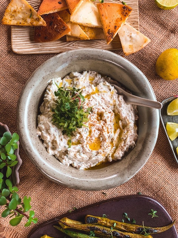 ESPETINHOS DE FRANGO COM TZATZIKI (MOLHO GREGO) – Receitas Ricas