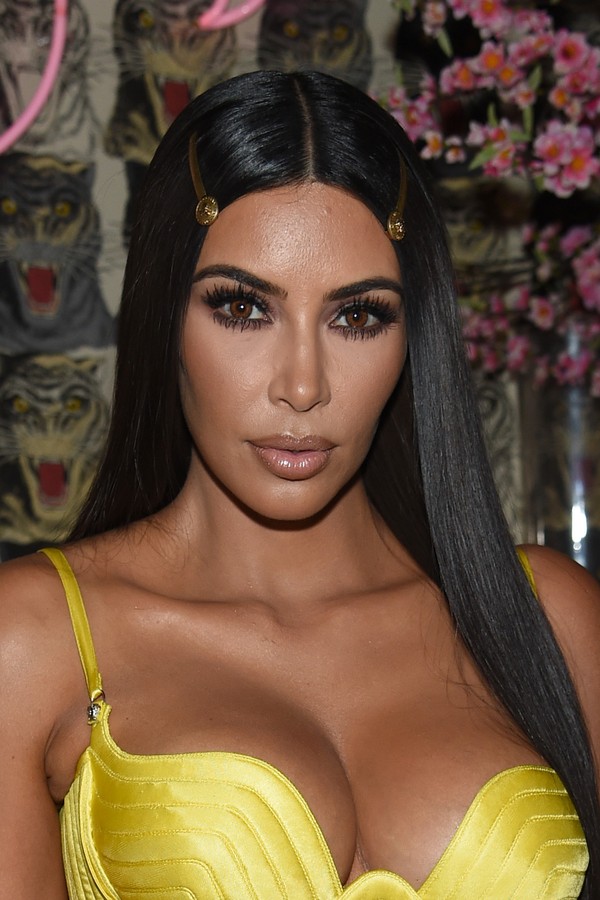 Kim Kardashian de look vintage Versace. (Foto: Getty Images)
