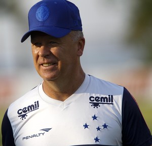 Mano Menezes pede 24 horas para dizer ao Cruzeiro se vai ou se fica
