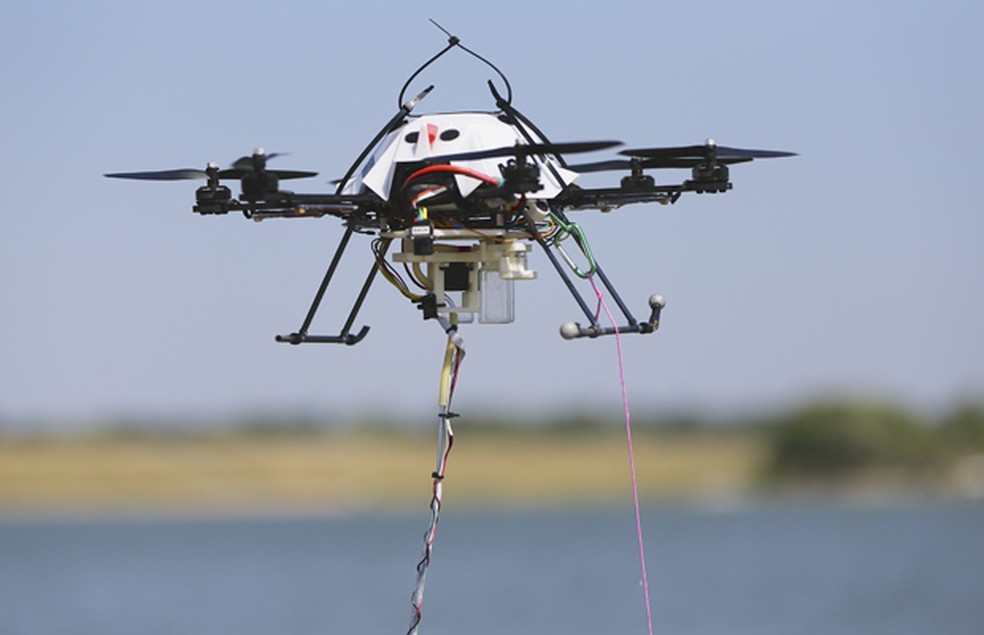 Drone durante coleta de amostra de Ã¡gua realizada por cientistas (Foto: Nati Harnik/AP)