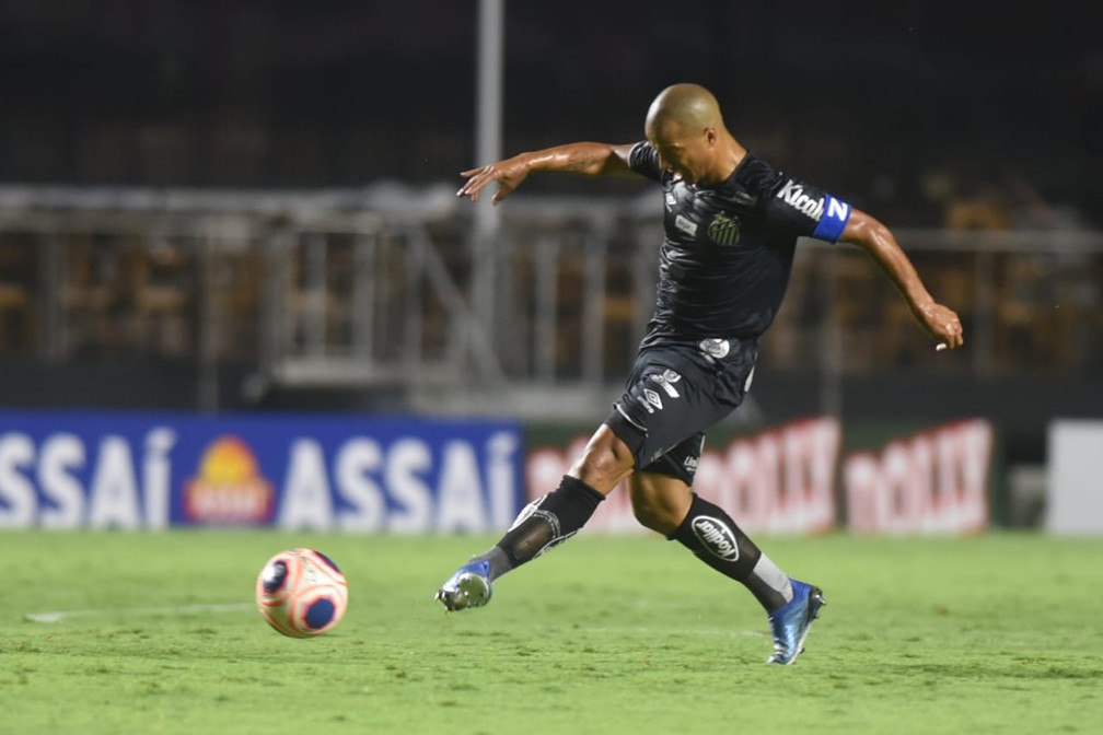 Carlos Sánchez tem se destacado, mas precisa de ajuda dos companheiros no Santos — Foto: Ivan Storti/Santos FC