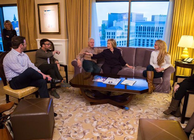 Britney Spears conversa com Hillary e Bill Clinton (Foto: Reprodução/Facebook)