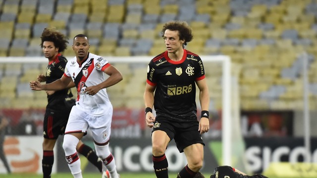 David Luiz, do Flamengo, em ação contra o Atlético-GO