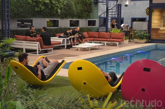 Na beira da piscina trabalhar fica mais fácil ... Será? Já é noite no Hackathon Globo no BBB (Foto: Melissa Cruz / TechTudo)