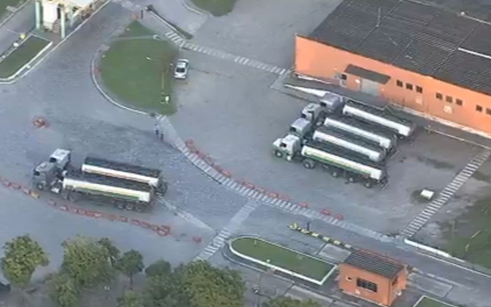 Movimentação de caminhões é grande na refinaria de Duque de Caxias na manhã desta quarta (Foto: Reprodução / TV Globo)