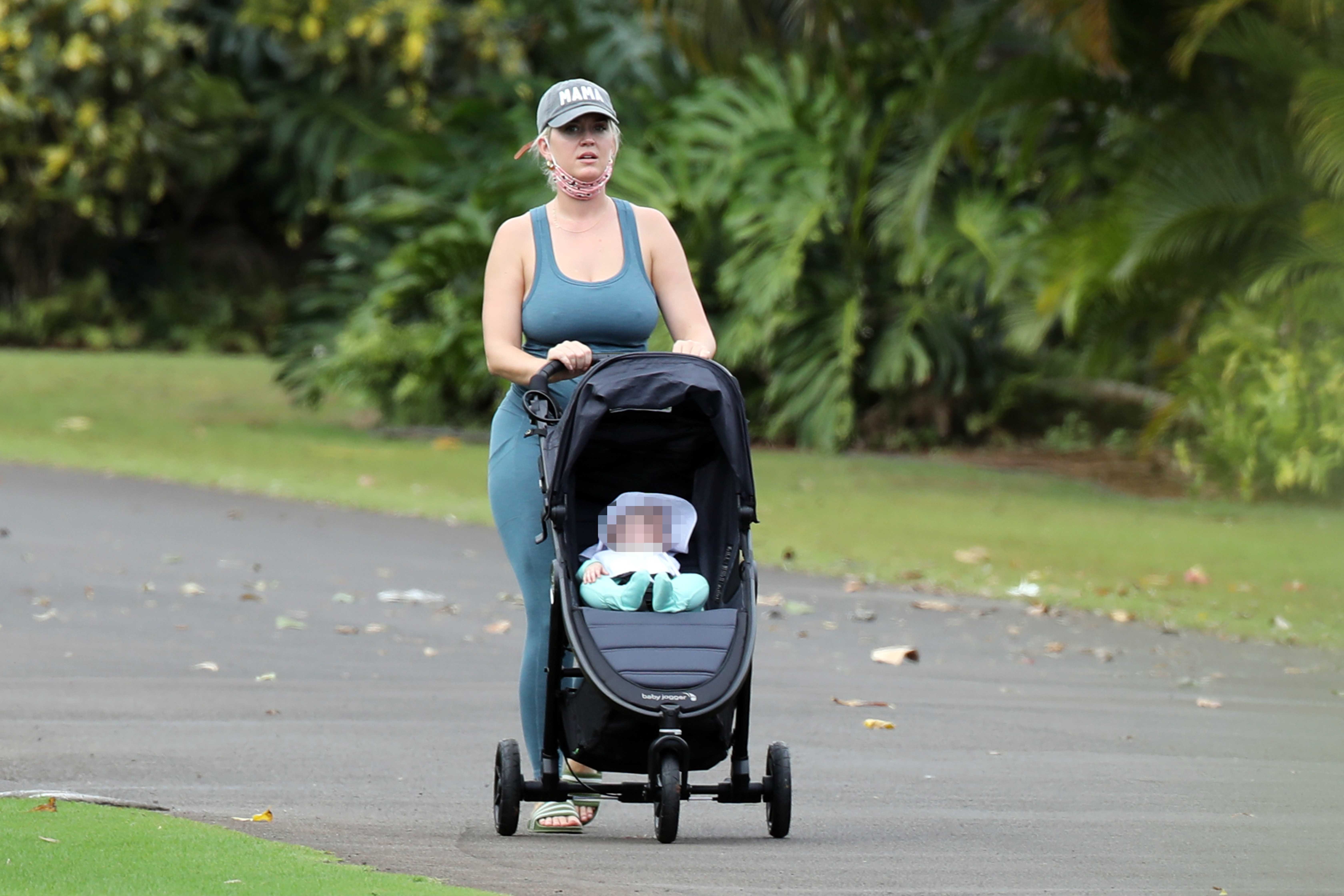 Katy Perry passeia com Daisy Dove no Havaí (Foto: Mega/The Grosby Group)