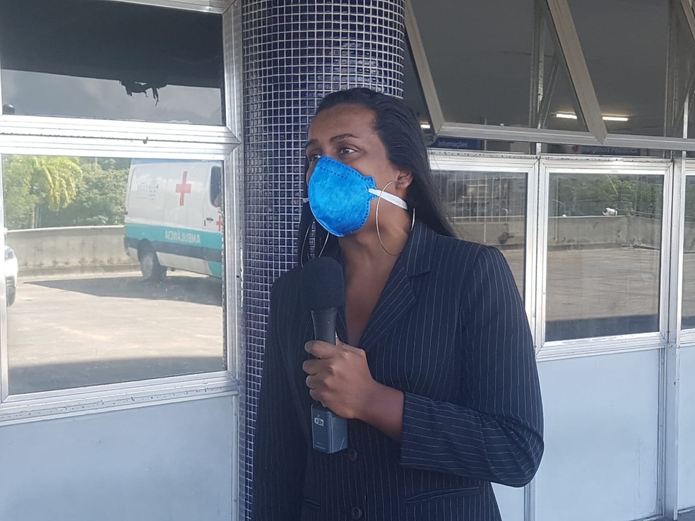 A codeputada Robeyoncé Lima foi até o Hospital da Restauração para falar com a mulher trans que teve 40% do corpo queimado — Foto: Katherine Coutinho/G1