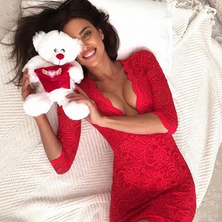 Irina Shayk celebrou o Valentine's Day com uma roupa vermelha bem sexy e um ursinho de pelúcia