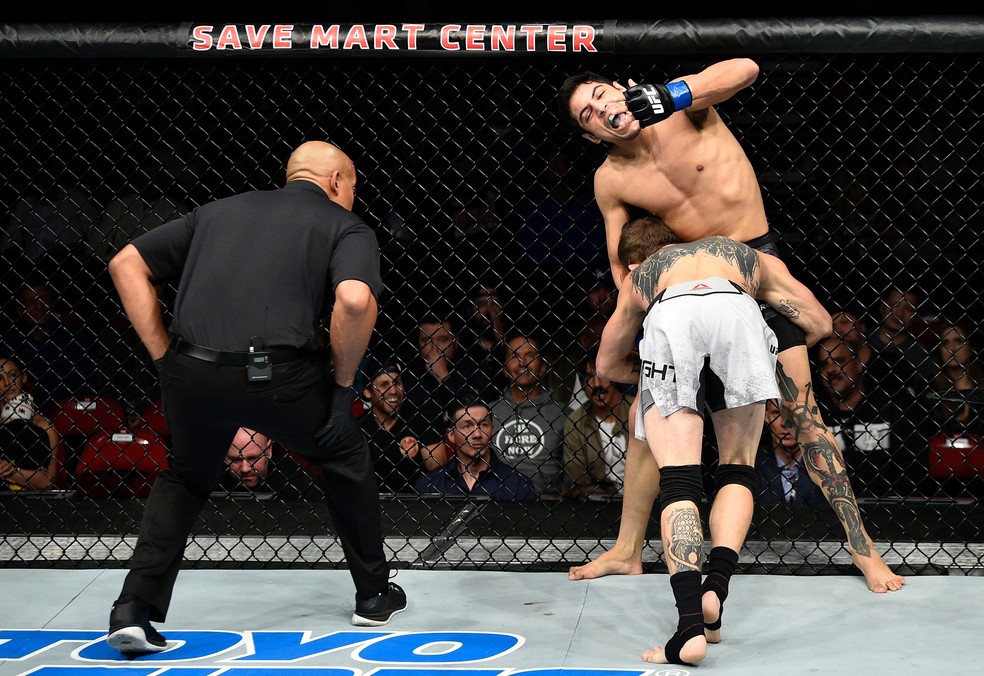 Gabriel Benitez reclama de mordida no dedo dada por Jason Knight (Foto: Getty Images)