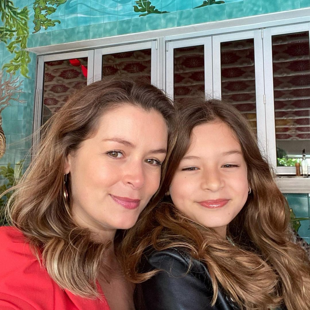 Bianca Castanho posa ao lado da filha e choca web com semelhança  — Foto: Instagram @biancacasttanho