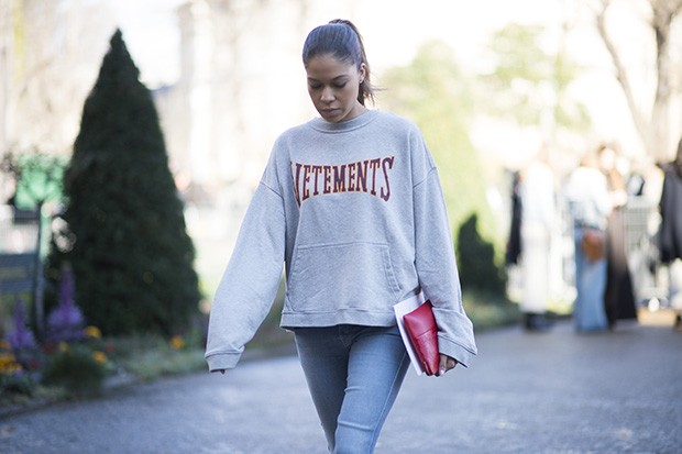 Vetements play with the American college sweatshirt look (Foto: Getty)