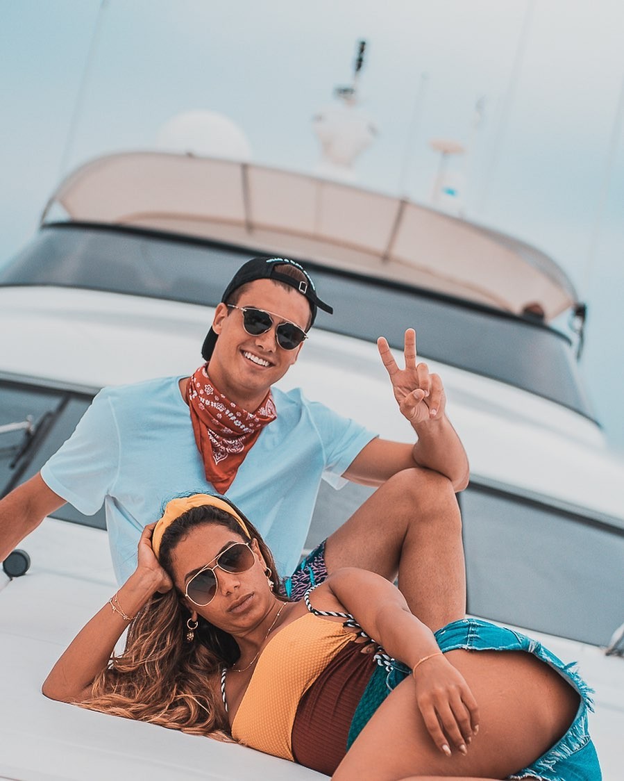 Anitta posa com amigo em barco na Itália (Foto: Reprodução / Instagram)
