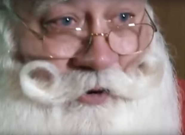O Papai Noel chora ao contar a história (Foto: Reprodução/ Youtube)