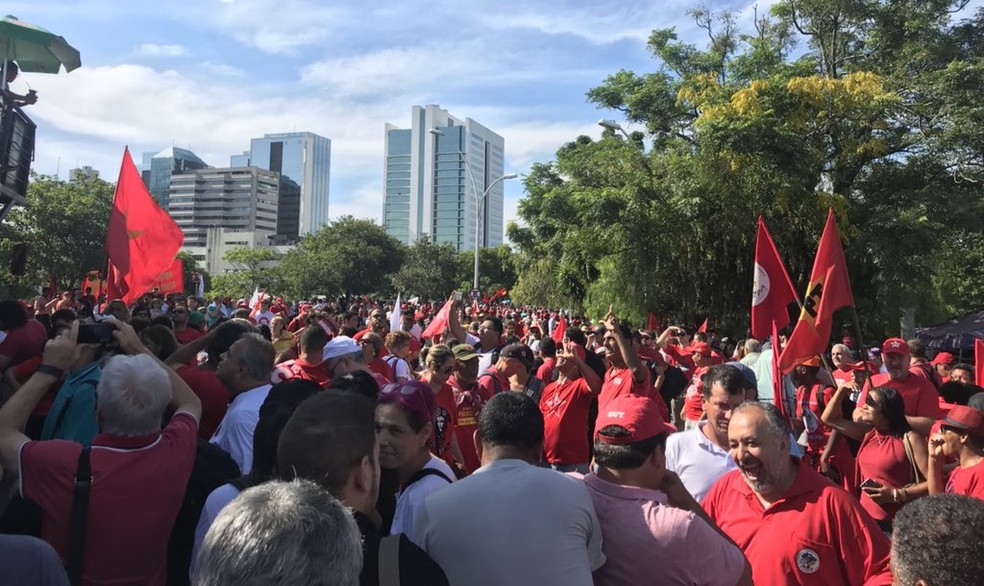 Manifestantes tomam as ruas em torno de área desbloqueada do TRF-4. (Foto: Eduardo Moura/G1RS)