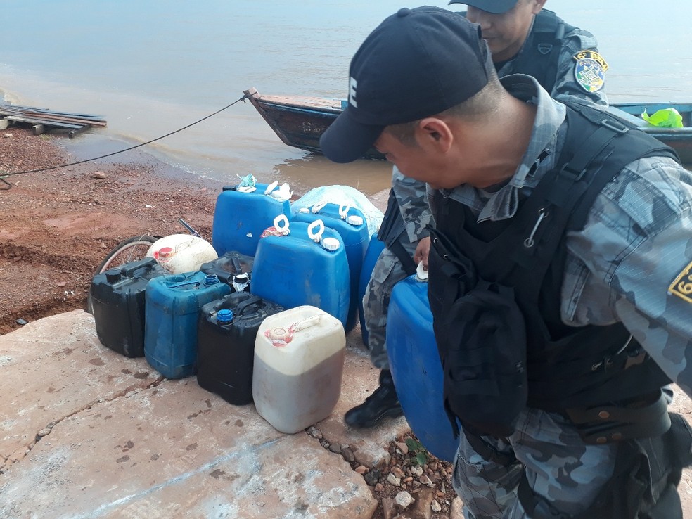 Operação apreendeu grande quantidade de combustível contrabandeado da Bolívia (Foto: Sesdec/Divulgação)