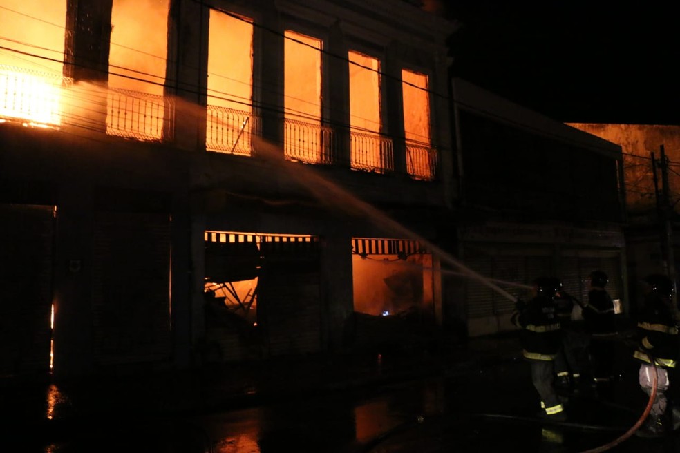 Bombeiros combatem incêndio em Salvador (Foto: Alberto Maraux/SSP)