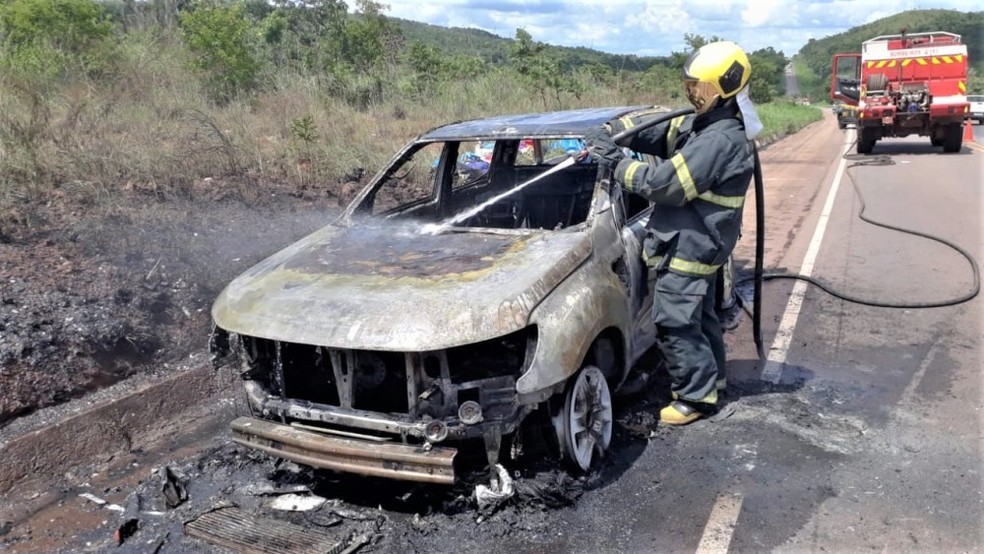 Incêndio veicular foi controlado pelos bombeiros — Foto: Divulgação/Corpo de Bombeiros
