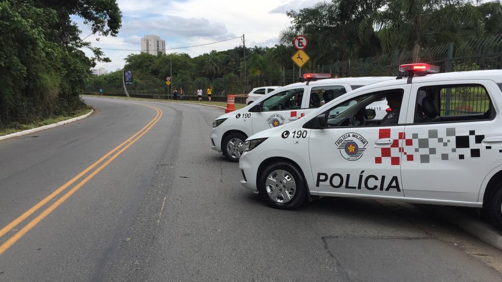 Viaturas da PM preservam local onde criança foi atropelada enquanto caminhava com o pai — Foto: Abraão Cruz/TV Globo