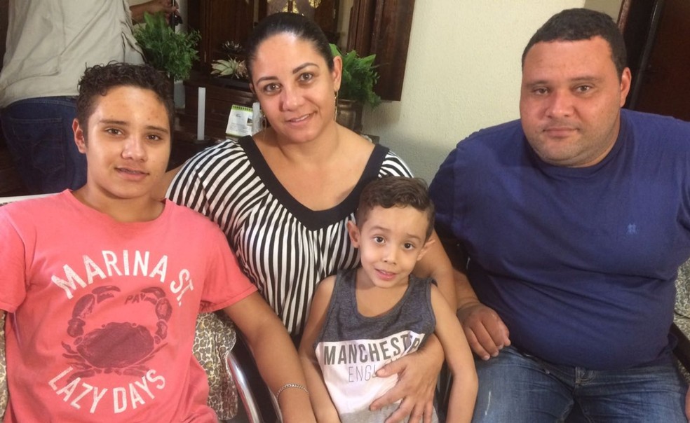 Hyago, 13 anos, se recupara com a família após ser baleado durante atentado em escola de Goiânia Goiás (Foto: Giovanna Dourado/TV Anhanguera)