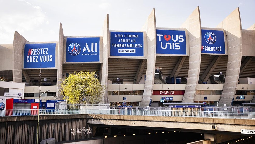 Psg Usa Fachada Do Parque Dos Principes Para Fazer Homenagem A Profissionais Que Estao Nas Ruas Futebol Frances Ge