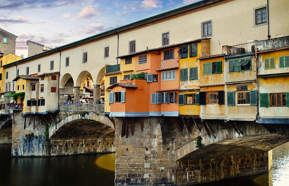 Um artista que visitava a Ponte Vecchio, em FlorenÃ§a, ficou convencido em poucos minutos de que estava sendo monitorado por companhias aÃ©reas internacionais â€” Foto: Pixabay