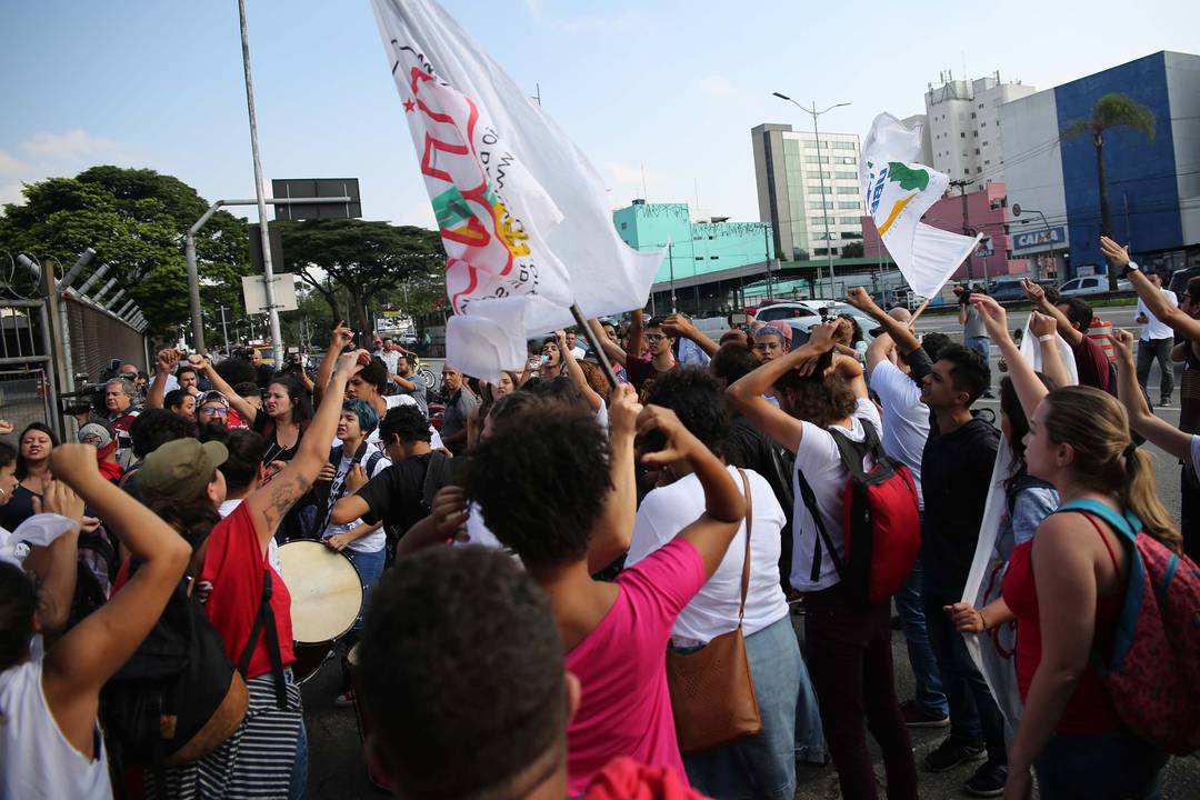 Militantes participam de ato em apoio ao ex-presidente Luiz Inácio Lula da Silva nas proximidades do Aeroporto de Congonhas, em São Paulo (SP), neste sábado (7). 