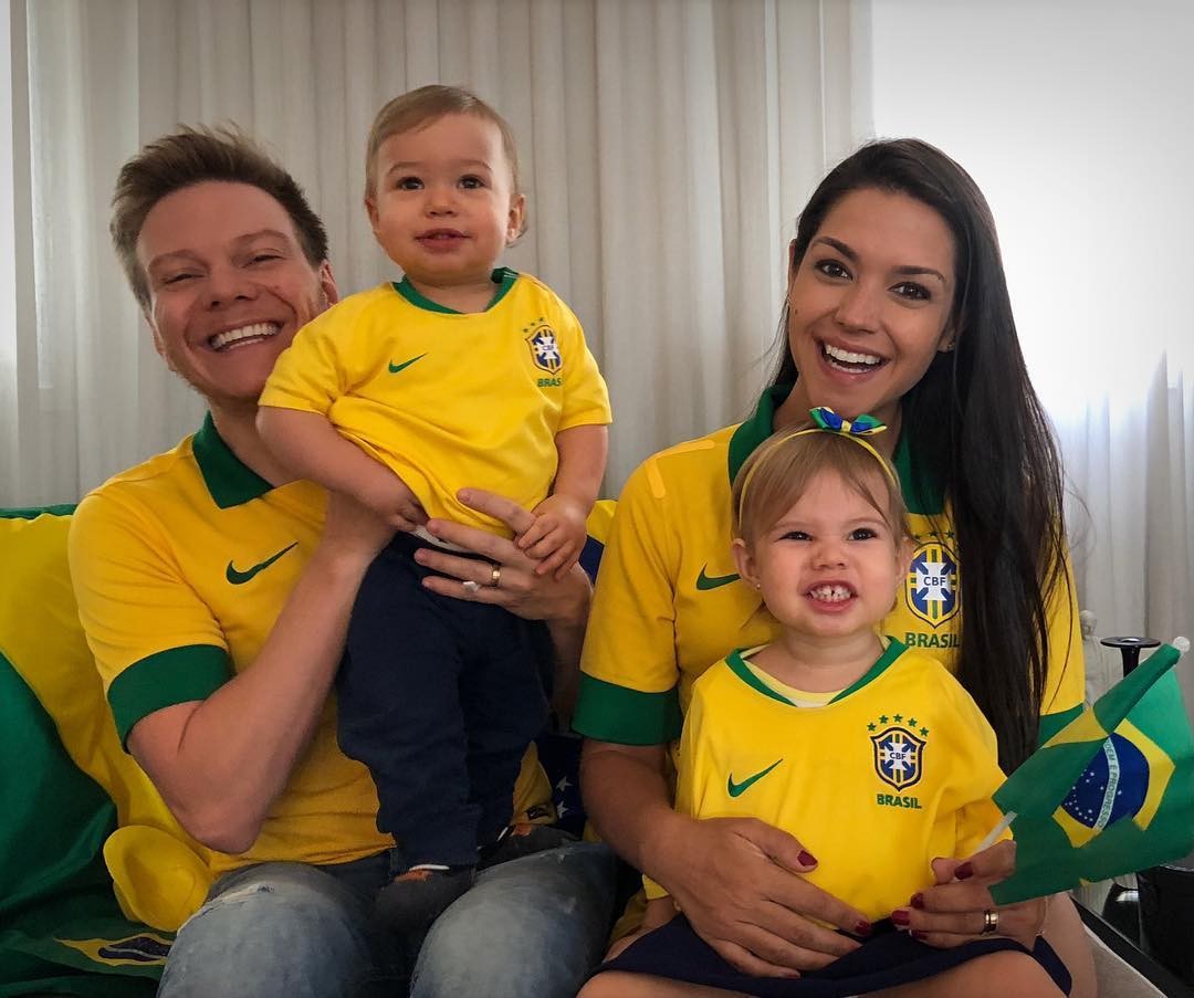 Michel Teló e Thaís Fersoza com os filhos, Melinda e Teodoro (Foto: Reprodução / Instagram)
