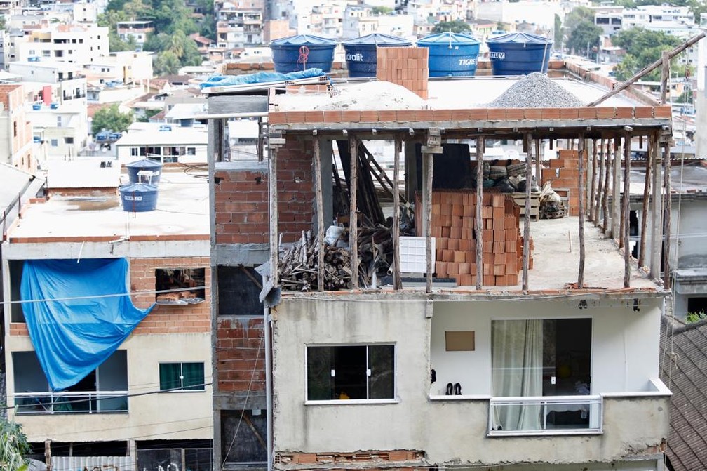 Prédio em construção na mesma região em que desabaram os outros 2 — Foto: Marcos Serra Lima/G1