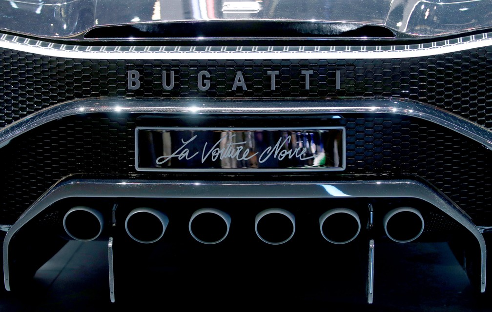 Bugatti La Voiture Noire tem 6 escapamentos — Foto: Denis Balibouse/Reuters