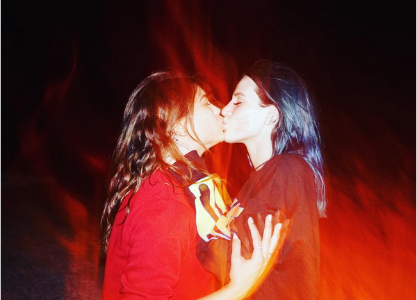 O beijo da atriz Bella Thorne (Foto: Instagram)